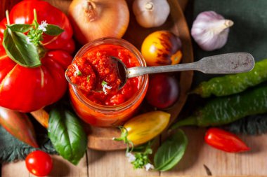 Sıcak domates sosu, adjika, salsa, passata veya marinara. Etle servis yapmak ya da diğer yemekleri pişirmek için konserve sebze sosu. Seçici odak.