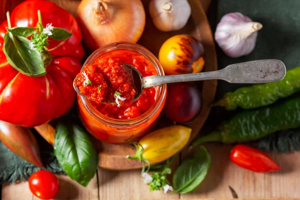 Sıcak domates sosu, adjika, salsa, passata veya marinara. Etle servis yapmak ya da diğer yemekleri pişirmek için konserve sebze sosu. Seçici odak.