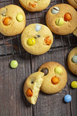 Geleneksel ev yapımı kurabiyeler ve jöleli çikolatalar. Demir ızgara ve ahşap arka planda çörekler. Kırsal biçim.