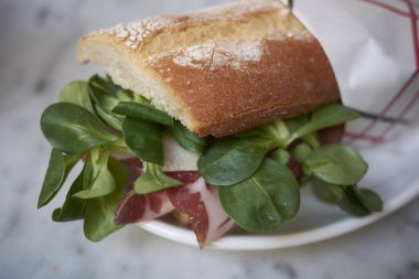 Coppa ve bebek marul ile Sandviç