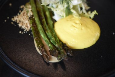 Bernaise soslu kuşkonmaz, salata ve yer fıstığı