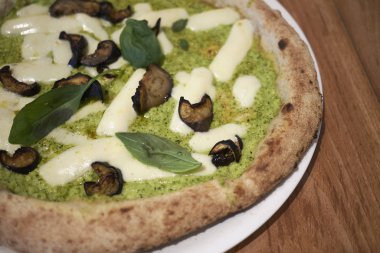 Kabak soslu pizza, patlıcan ve mozzarella peyniri