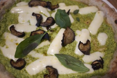 Kabak soslu pizza, patlıcan ve mozzarella peyniri