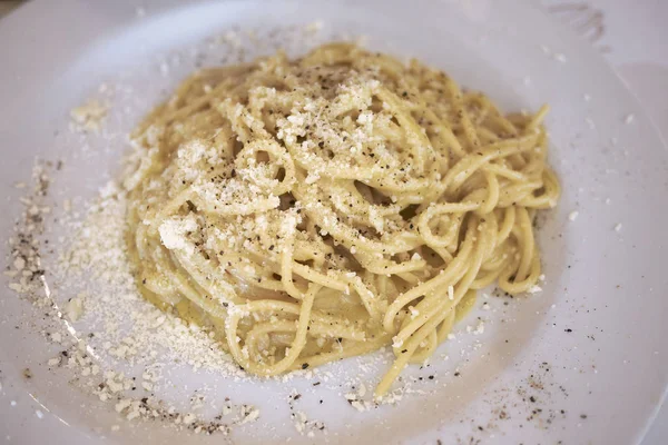 チーズとコショウのスパゲッティ カシオ ペペと呼ばれる — ストック写真