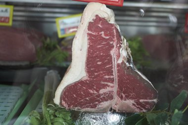 Milano, İtalya - 10 Nisan 2019 : Fiorentina'da kasap vitrininde kesilmiş et