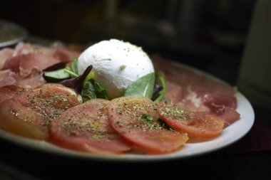 Caprese salatası Mozzarella peyniri ile