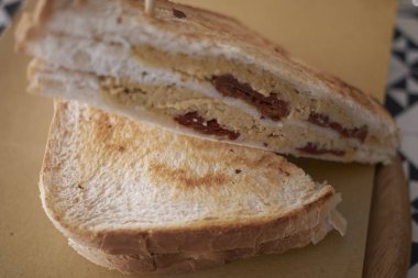 Humus ve domates ile Sandviç