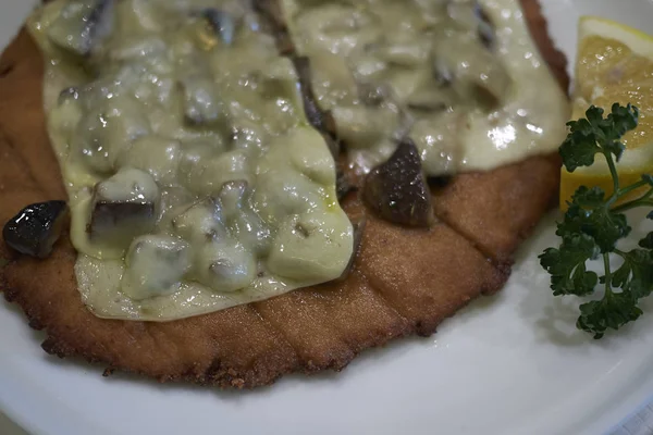 Schnitzel Met Champignons Kaas Wiener Schnitzel — Stockfoto