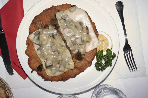 Schnitzel Met Champignons Kaas Wiener Schnitzel — Stockfoto