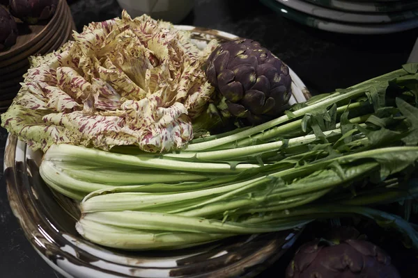 Légumes Variés Dans Une Assiette — Photo