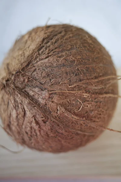 Plody Kokosového Ovoce Těsné Blízkosti Dřevěného Stolu — Stock fotografie