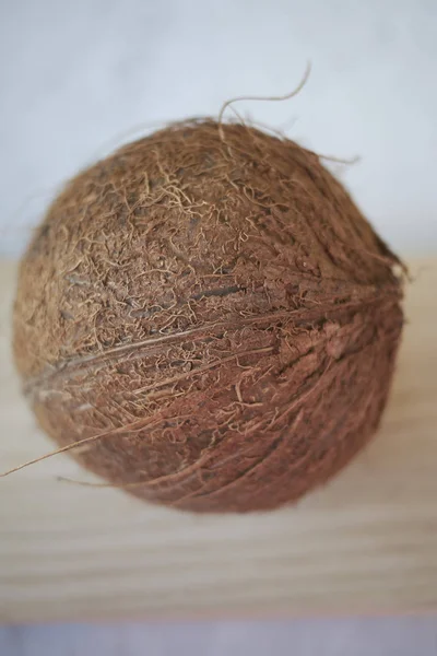 Fruta Coco Fechar Cima Uma Mesa Madeira — Fotografia de Stock