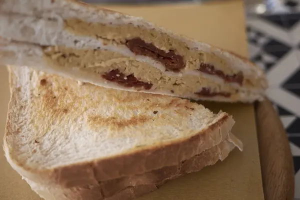 フムスとトマトのサンドイッチ — ストック写真