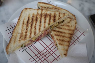 Izgara sebze, domates ve peynir ile vejetaryen sandviç