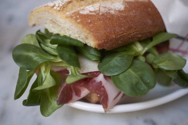 Coppa ve bebek marul ile Sandviç