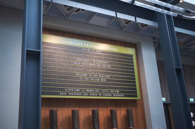 Milano, İtalya - 09 Nisan 2019: Milano'daki Starbucks Reserve Roastery kafenin görünümü