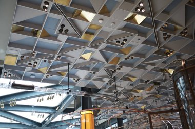 Milano, İtalya - 09 Nisan 2019: Milano'daki Starbucks Reserve Roastery kafenin görünümü