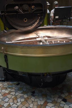 Milano, İtalya - 09 Nisan 2019: Milano'daki Starbucks Reserve Roastery kafenin görünümü