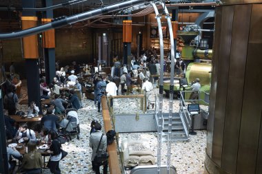 Milano, İtalya - 09 Nisan 2019: Milano'daki Starbucks Reserve Roastery kafenin görünümü