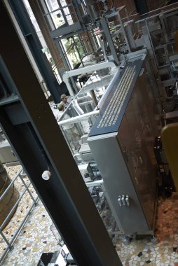 Milano, İtalya - 09 Nisan 2019: Milano'daki Starbucks Reserve Roastery kafenin görünümü
