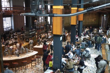 Milano, İtalya - 09 Nisan 2019: Milano'daki Starbucks Reserve Roastery kafenin görünümü