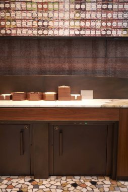 Milano, İtalya - 09 Nisan 2019: Milano'daki Starbucks Reserve Roastery kafenin görünümü