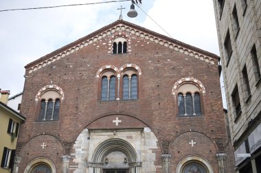 Milano, İtalya - 10 Nisan 2019 : San Simpliciano Kilisesi'nin görünümü