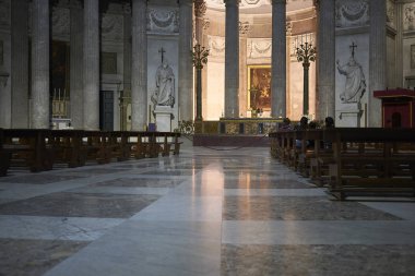 Napoli, İtalya - 25 Mart 2019 : San Francesco di Paola Bazilikası iç görünümü