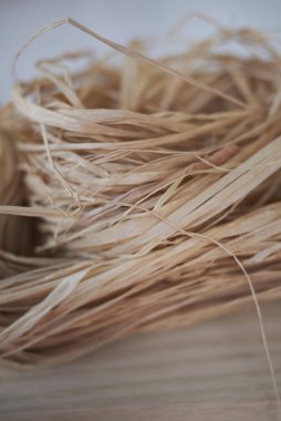 Raffia topu bir masaya yakın