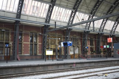 Amsterdam, Hollanda - 16 Mayıs 2018: Amsterdam Centraal'da tren platformu
