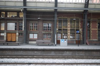 Amsterdam, Hollanda - 16 Mayıs 2018: Amsterdam Centraal'da tren platformu