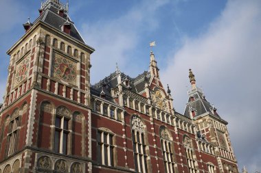 Amsterdam, Hollanda - 16 Mayıs 2018: Amsterdam'daki Centraal istasyonunun görünümü