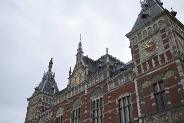 Amsterdam, Hollanda - 16 Mayıs 2018: Amsterdam'daki Centraal istasyonunun görünümü