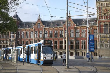 Amsterdam, Hollanda - 16 Mayıs 2018: Centraal İstasyonu meydanından kalkan tramvay