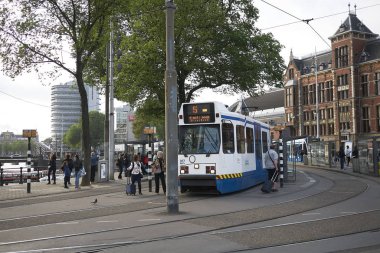 Amsterdam, Hollanda - 16 Mayıs 2018: Centraal İstasyonu meydanından kalkan tramvay