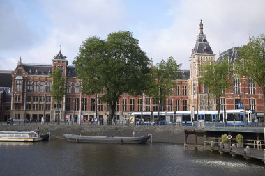 Amsterdam, Hollanda - 16 Mayıs 2018: Amsterdam Centraal istasyonunun görünümü