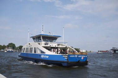Amsterdam, Hollanda - 16 Mayıs 2018: Amsterdam Centraal'dan Amsterdam Noord'a feribot