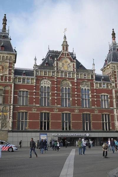 Amsterdam, Hollanda - 16 Mayıs 2018: Amsterdam'daki Centraal istasyonunun görünümü