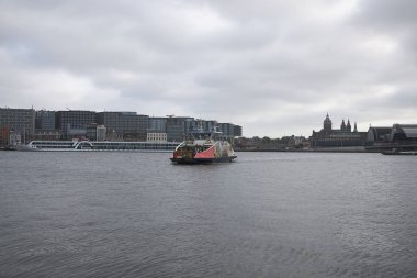 Amsterdam, Hollanda - 16 Mayıs 2018: Amsterdam Noord Ijplein feribotundan Amsterdam manzarası 