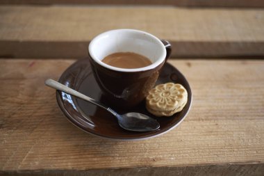 Kahvaltıda espresso ve bisküvi