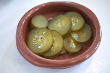 Salatalık turşusu dilimleri görünümü