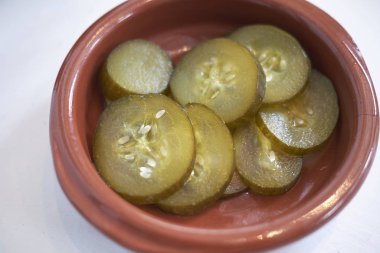 Salatalık turşusu dilimleri görünümü