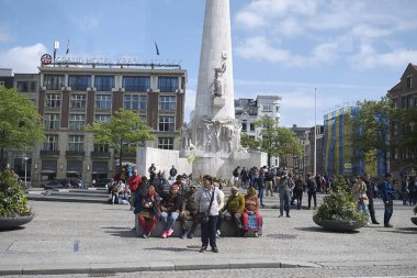 Amsterdam, Hollanda - 17 Mayıs 2018: Barajdaki Ulus Anıtı'nın Görünümü