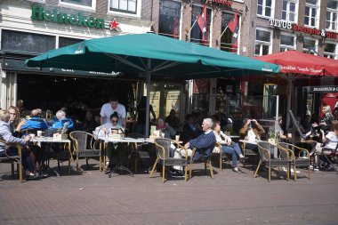 Amsterdam, Hollanda - 17 Mayıs 2018: Amsterdam'daki Cafe