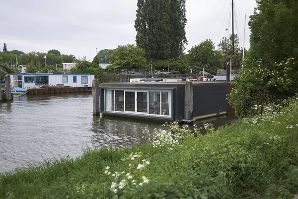 Amsterdam, Hollanda - 16 Mayıs 2018: Amsterdam Noord'daki tekne evleri
