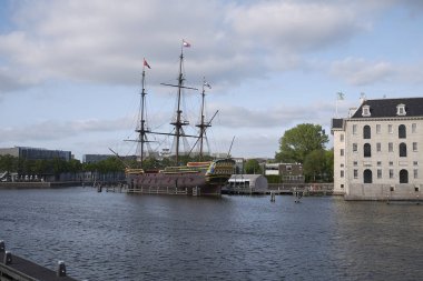 Amsterdam, Hollanda - 17 Mayıs 2018: Het Scheepvaartmuseum (Denizcilik müzesi) ve Voc-schip De Amsterdam'ın görünümü
