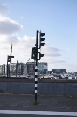 Amsterdam, Hollanda - 17 Mayıs 2018: Amsterdam'da trafik ışığı