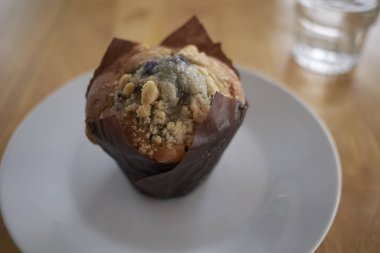 Yaban mersini muffin kahvaltı için servis