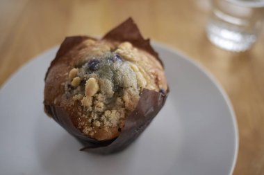 Yaban mersini muffin kahvaltı için servis