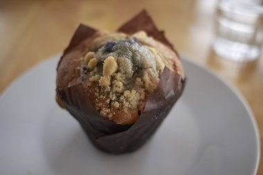 Yaban mersini muffin kahvaltı için servis